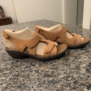 Clarks Unstructured Adjustable Tan Sandals 8M